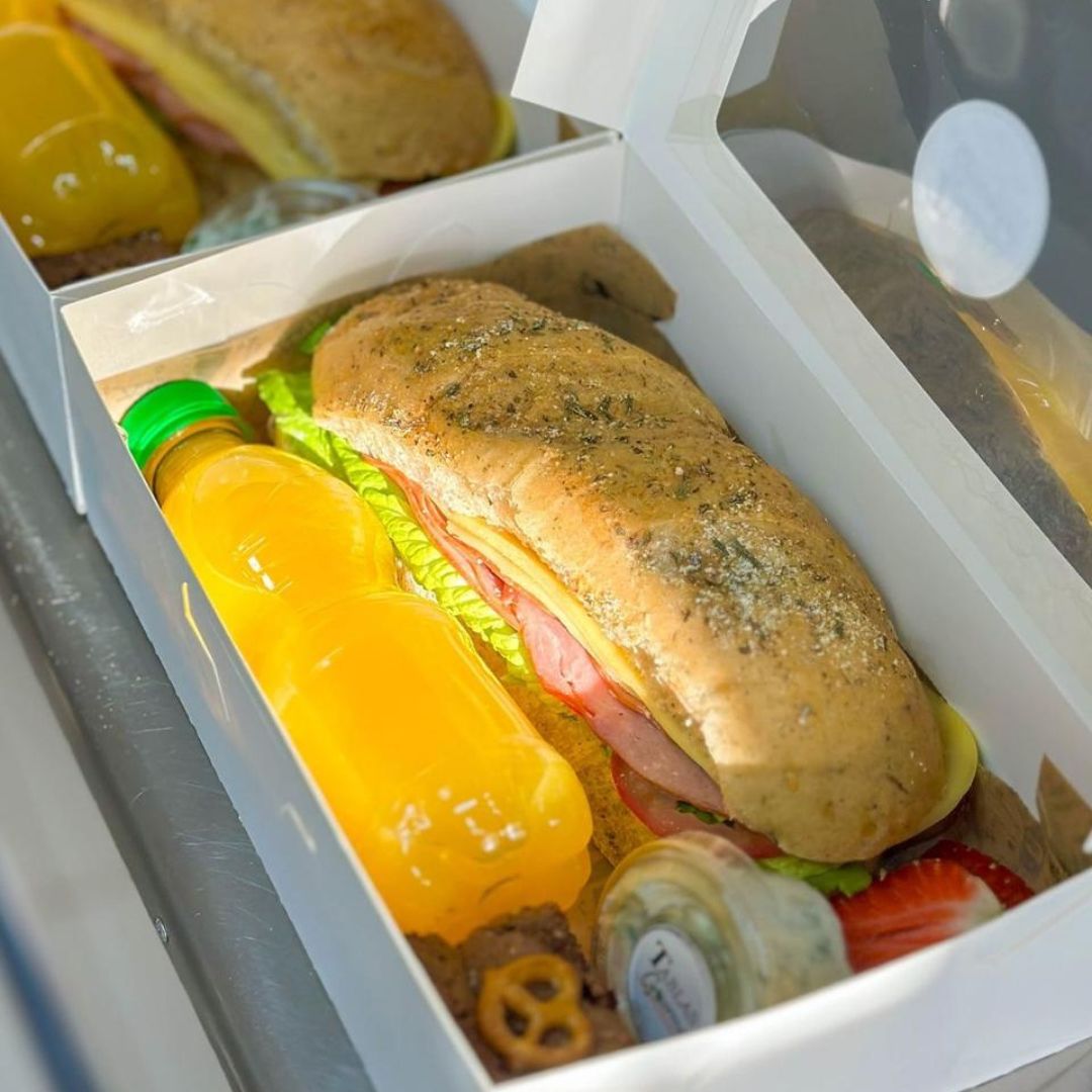 Caja premium con alimentos