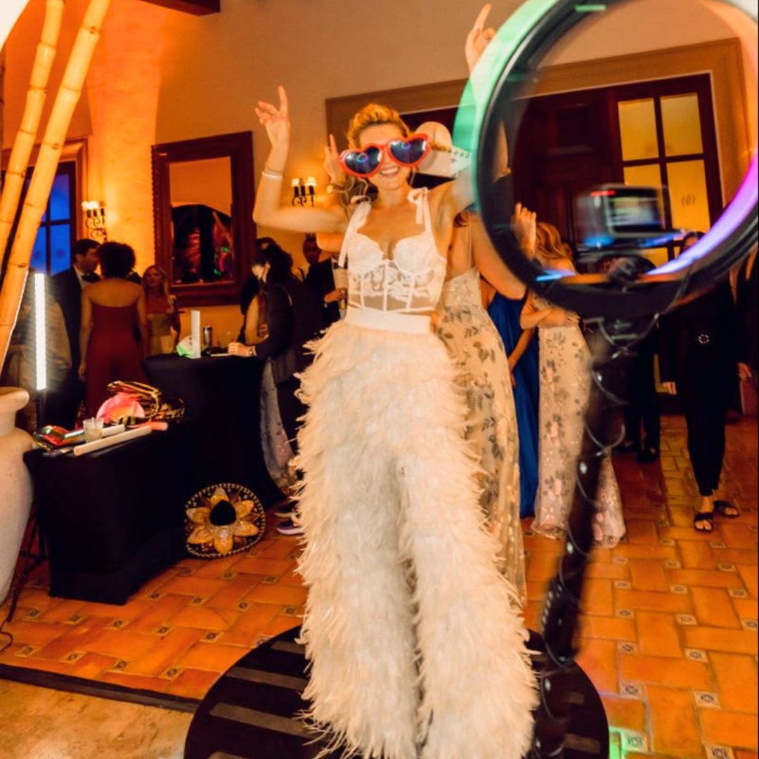 Invitados utilizando accesorios para fotografías